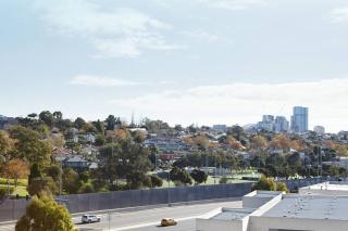Modern Parkville Pad with Pool & Gym - Melbourne - 6