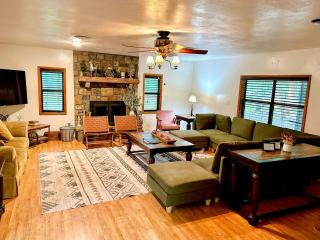Rustic Fantastic - 6BR, sleeps16, central Hochatown, Hot tub, Firepit - 9