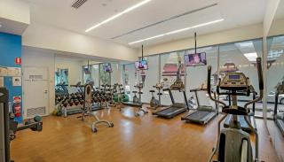 Central 2 Bedroom Apartment with Pool, Gym & Parking - Melbourne - 8