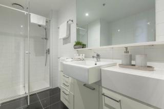 Central 2 Bedroom Apartment with Pool, Gym & Parking - 3