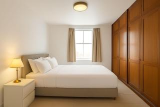 Luxury Kensington 1-Bed Flat with Private Patio, Kensington, W8 - London - 4