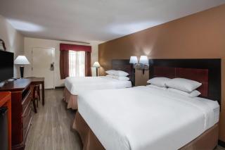 Days Inn & Suites by Wyndham Tyler - 2