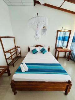 M R Tourist Hotel - Nikawatawana - 2