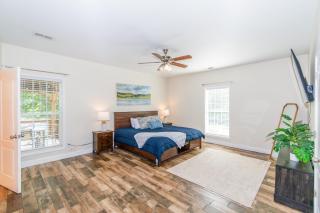 Lakeside Villa Retreat 5-Bedroom Oasis with 6 TVs 3-Acres of Waterfront Fishing & Canoe Adventures - - 3