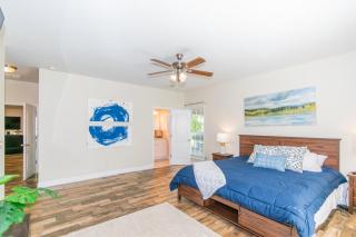 Lakeside Villa Retreat 5-Bedroom Oasis with 6 TVs 3-Acres of Waterfront Fishing & Canoe Adventures - - 2