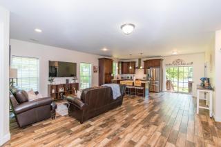 Lakeside Villa Retreat 5-Bedroom Oasis with 6 TVs 3-Acres of Waterfront Fishing & Canoe Adventures - - 5
