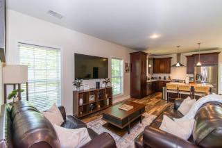 Lakeside Villa Retreat 5-Bedroom Oasis with 6 TVs 3-Acres of Waterfront Fishing & Canoe Adventures - - 7