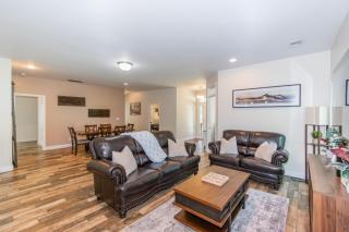 Lakeside Villa Retreat 5-Bedroom Oasis with 6 TVs 3-Acres of Waterfront Fishing & Canoe Adventures - - 4