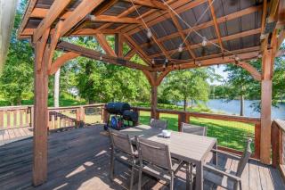 Lakeside Villa Retreat 5-Bedroom Oasis with 6 TVs 3-Acres of Waterfront Fishing & Canoe Adventures - - 8