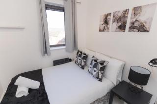 BALCONY & PARKING Sleeps 6 City Centre NEW - Wolverhampton - 6