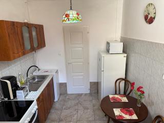 Little Hungary Apartment - 4