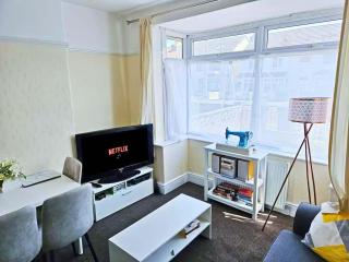 4-Bed House - Fast WiFi, Self Check-In, Parking - 0