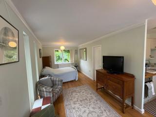 The River Apartment By RentMyHouse - Hereford - 9