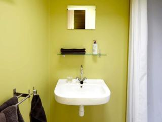 Eco-Friendly Tiny House Rental Perfect for Glamping in the Netherlands - Kollumerpomp - 5