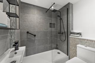 Stylish 2-Bedroom Retreat in Southampton - 5