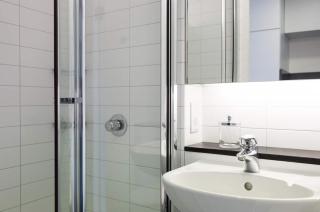 Students Only, Bronze Studio Upper Level Premium View at Kings Cross - Londra - 5