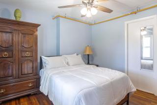 Cozy Home 4BR Newark Stay with Yard - Newark - 7