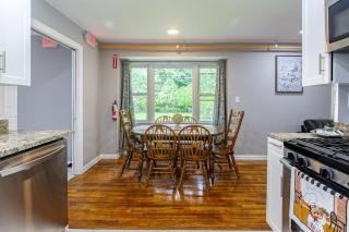 Cozy Home 4BR Newark Stay with Yard - Newark - 9