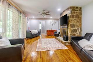 Cozy Home 4BR Newark Stay with Yard - Newark - 1