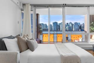 Chinatown Suite with Projector and Parking near Skytrain for 6 - 0
