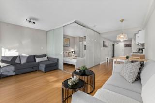 Chinatown Suite with Projector and Parking near Skytrain for 6 - 8