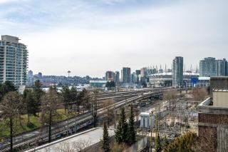 Chinatown Suite with Projector and Parking near Skytrain for 6 - 3