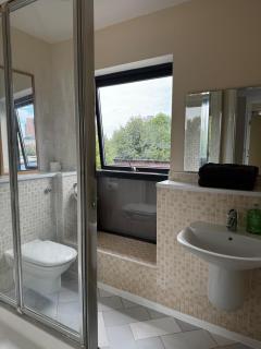 Modern 3-Bed Townhouse & Balcony - 9