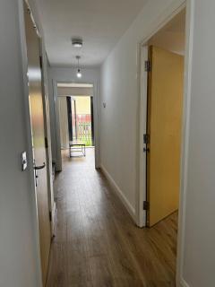 Modern 3-Bed Townhouse & Balcony - 4