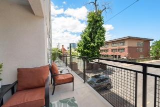Deluxe 1BR 1BA Pool, Gym, Htub, Pkg - 1