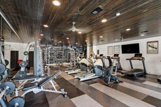 Deluxe 1BR 1BA Pool, Gym, Htub, Pkg - 6