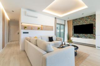 Home2Book Stylish Beachfront Escape - 4