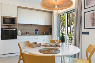 Home2Book Stylish Beachfront Escape - 6
