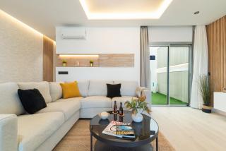Home2Book Stylish Beachfront Escape - 3