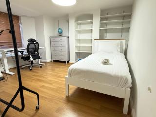 Elegant 3BR Home Near Oxford Centre, Garden, WiFi - 2