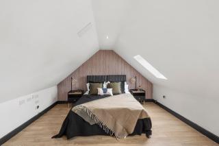 7 Bed Coastal Villa - Private Heated Pool, Sauna, Parking - 5