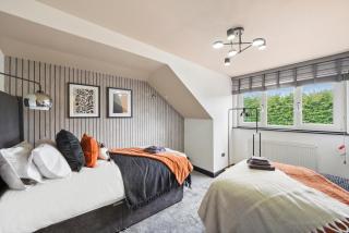 7 Bed Coastal Villa - Private Heated Pool, Sauna, Parking - 3