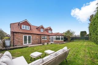 7 Bed Coastal Villa - Private Heated Pool, Sauna, Parking - Filey - 4