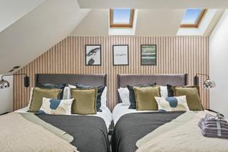 7 Bed Coastal Villa - Private Heated Pool, Sauna, Parking - 2