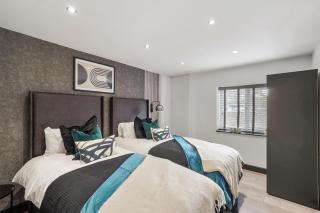 7 Bed Coastal Villa - Private Heated Pool, Sauna, Parking - 4