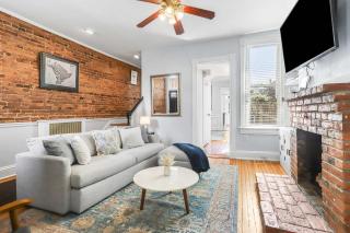 Sojourn Lovely Hill Family Home with Backyard near DC Icons - Washington - 9