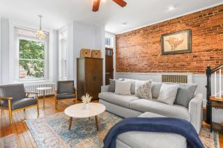 Sojourn Lovely Hill Family Home with Backyard near DC Icons - Washington - 3