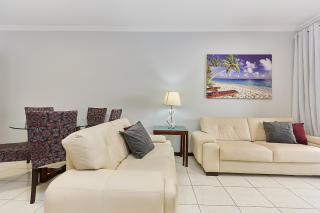 964 - Apartamento com vista para o mar, localizado na Avenida da praia do Centro de Bombinhas - 1 Vaga na Garagem - 5