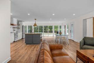 Comforting Lakeside Retreat - Macon - 3