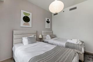 Burj View Stylish 3BR with Maids Room in Act One Tower Downtown - 7