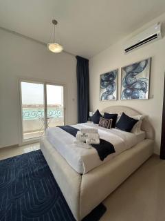 Beach Front 03 bedroom villa plus maid room - Al Ḩamrīyah - 5