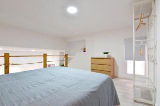 Alójate en el Puerto de Valencia 1 - 2