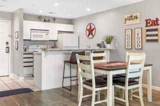 Americondo -Sleeps 8 Only blocks from 76 Strip - 8