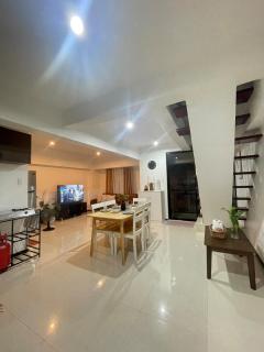 Airport Budget Friendly Condo - - 7