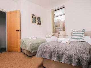 Beautiful Home Away From Home - 3 Bedrooms - 6 Beds - Sleeps 7 - Free Parking - 5