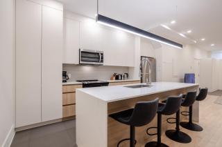 Spacious 4BR Prime MTL Location - 4